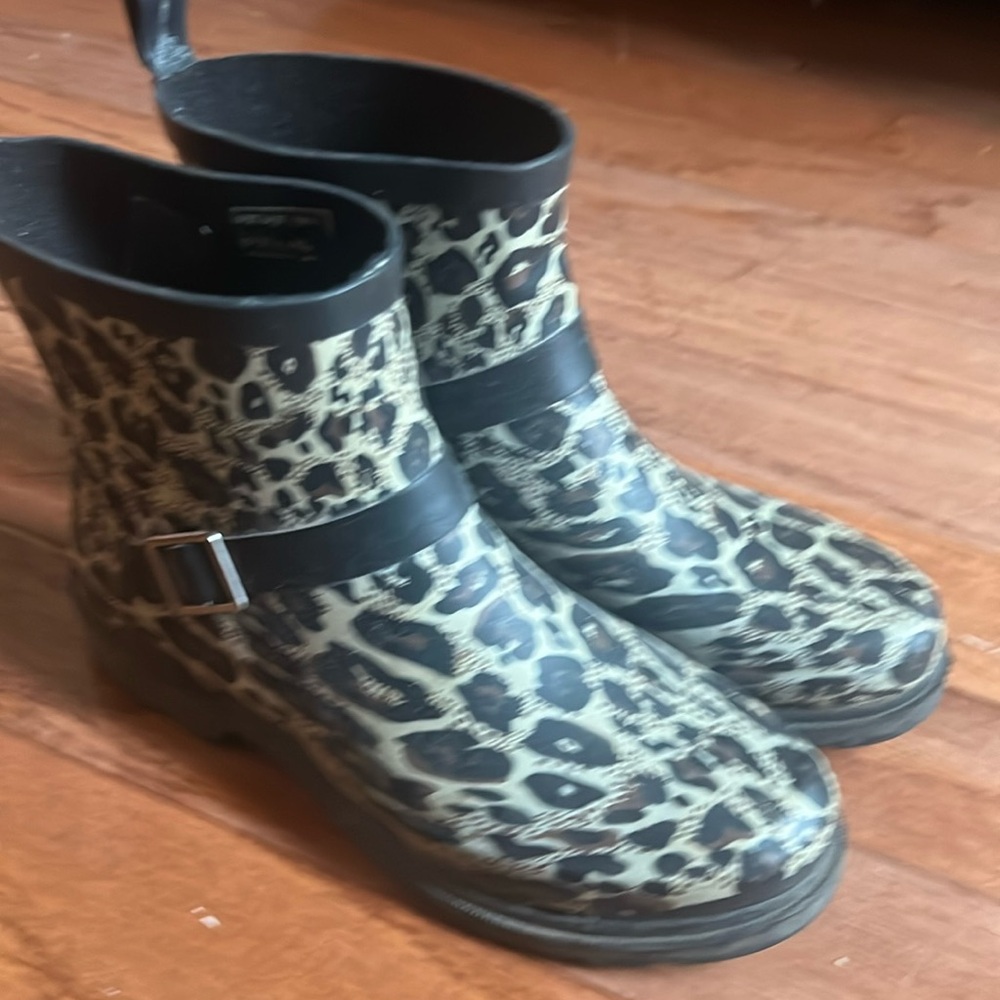Women’s rain boots